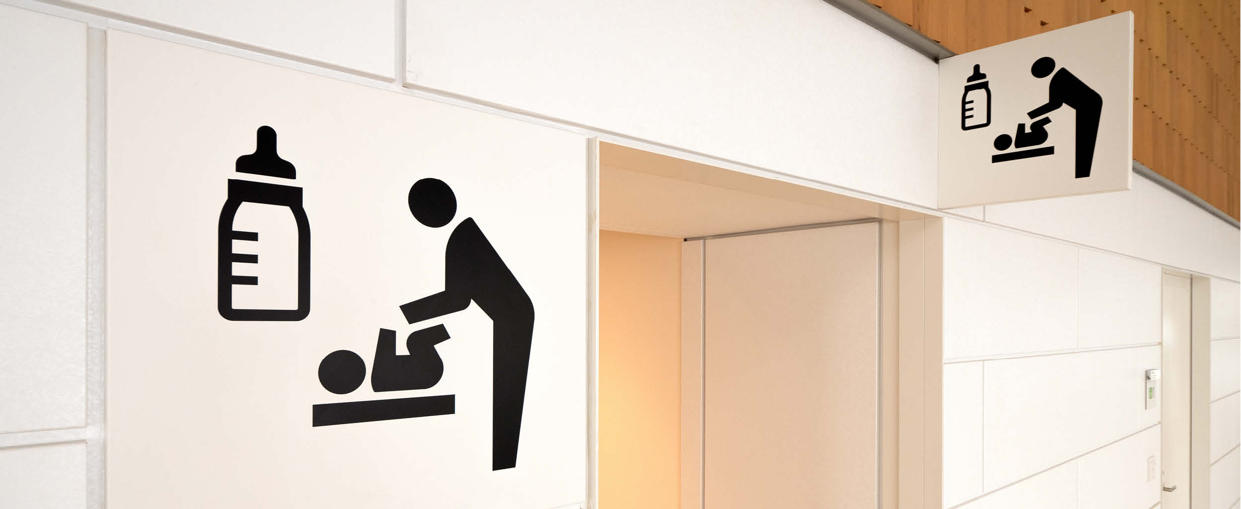 Znaczenie dostępnych i bezpiecznych przewijaków w toaletach publicznych
